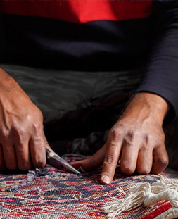 رفو گری قالی در قالیشویی باغ فیض  